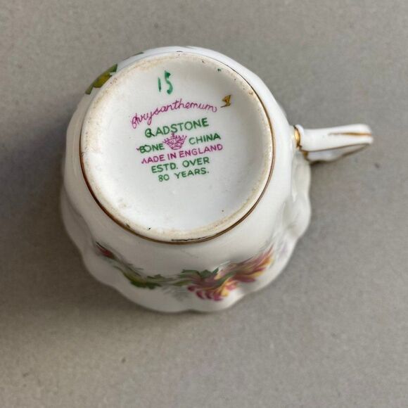 Vintage Gladstone Chrysanthemum Scalloped Gold Trim Teacup and Saucer Set, 1960 - Picture 5 of 7